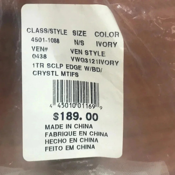 David’s Bridal Ivory Scalloped Edge Veil - Picture 11 of 11